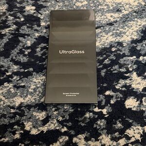 iPhone 15 pro / UltraGlass Screen Protector - Black Packaging
